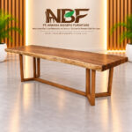 Fina solid Suar wood dining table displayed in the Niwara Bisoepo Furniture studio